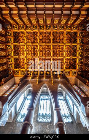 Dettagli in legno sul soffitto della sala ospiti del palazzo Palau Güell, opera progettata da Antoni Gaudí (Barcellona, Catalogna, Spagna) Foto Stock