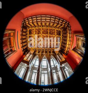 Sala visitabile del palazzo Palau Güell, con uno spettacolare soffitto in legno e finestre con archi parabolici e colonne (Barcellona, Catalogna, Spagna) Foto Stock