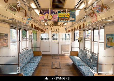 Yamanashi, Giappone - 9 aprile 2023: Interno del treno giapponese alla stazione ferroviaria di Kawaguchiko Foto Stock