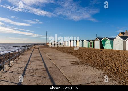Felixstowe, Suffolk, Inghilterra, Regno Unito - 22 novembre 2022: Vista delle capanne sulla spiaggia sul lungomare Foto Stock