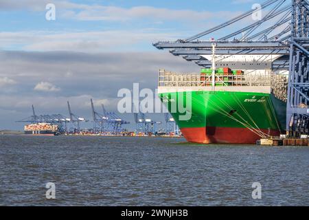 Felixstowe, Suffolk, Inghilterra, Regno Unito - 22 novembre 2022: Vista di una nave container nel porto di Felixstowe Foto Stock