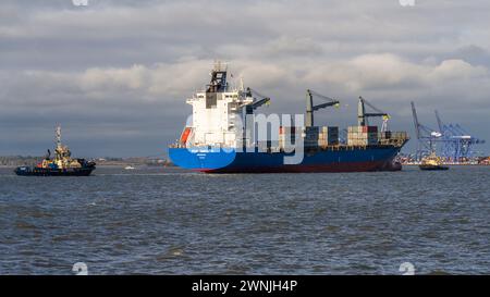 Felixstowe, Suffolk, Inghilterra, Regno Unito - 22 novembre 2022: Vista di una nave container che arriva al porto di Felixstowe Foto Stock