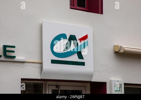 Bordeaux , Francia - 02 29 2024 : marchio CA e logo di testo del Credit agricole, ufficio agenzia per la facciata della banca francese Foto Stock