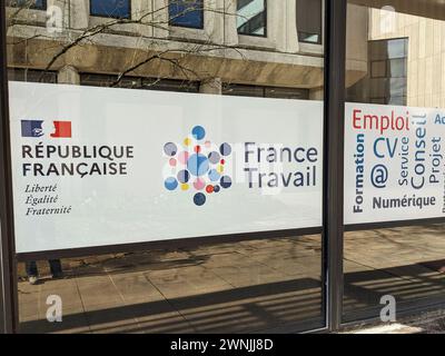 Bordeaux , Francia - 02 29 2024 : francia travail logo marchio e cartello di testo sulla facciata agenzia francese dell'ufficio di ricerca del lavoro Foto Stock