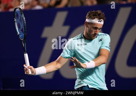 Acapulco, Messico. 2 marzo 2024. Il norvegese Casper Ruud reagisce durante la finale maschile contro l'australiano Alex De Minaur al torneo di tennis ATP Mexican Open 2024 ad Acapulco, in Messico, 2 marzo 2024. Crediti: Li Mengxin/Xinhua/Alamy Live News Foto Stock