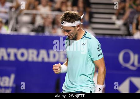 Acapulco, Messico. 2 marzo 2024. Il norvegese Casper Ruud reagisce durante la finale maschile contro l'australiano Alex De Minaur al torneo di tennis ATP Mexican Open 2024 ad Acapulco, in Messico, 2 marzo 2024. Crediti: Li Mengxin/Xinhua/Alamy Live News Foto Stock