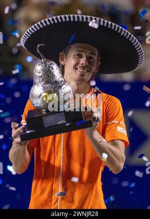 Acapulco, Messico. 2 marzo 2024. Alex De Minaur, campione australiano, festeggia durante la cerimonia di premiazione dell'evento maschile singolo al torneo di tennis ATP Mexican Open 2024 ad Acapulco, Messico, 2 marzo 2024. Crediti: Li Mengxin/Xinhua/Alamy Live News Foto Stock