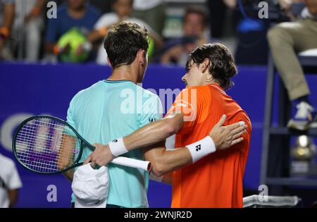 Acapulco, Messico. 2 marzo 2024. L'australiano Alex De Minaur (R) e la norvegese Casper Ruud si sono abbracciati dopo la finale maschile al torneo di tennis ATP Mexican Open 2024 ad Acapulco, Messico, 2 marzo 2024. Crediti: Li Mengxin/Xinhua/Alamy Live News Foto Stock