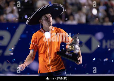 Acapulco, Messico. 2 marzo 2024. Alex De Minaur, campione australiano, reagisce durante la cerimonia di premiazione per l'evento singolo maschile al torneo di tennis ATP Mexican Open 2024 ad Acapulco, Messico, 2 marzo 2024. Crediti: Li Mengxin/Xinhua/Alamy Live News Foto Stock