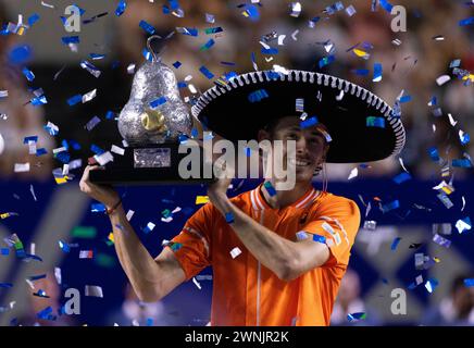 Acapulco, Messico. 2 marzo 2024. Alex De Minaur, campione australiano, festeggia durante la cerimonia di premiazione dell'evento maschile singolo al torneo di tennis ATP Mexican Open 2024 ad Acapulco, Messico, 2 marzo 2024. Crediti: Li Mengxin/Xinhua/Alamy Live News Foto Stock