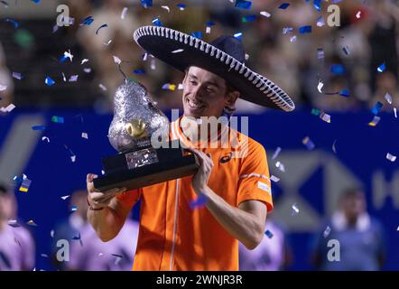 Acapulco, Messico. 2 marzo 2024. Alex De Minaur, campione australiano, festeggia durante la cerimonia di premiazione dell'evento maschile singolo al torneo di tennis ATP Mexican Open 2024 ad Acapulco, Messico, 2 marzo 2024. Crediti: Li Mengxin/Xinhua/Alamy Live News Foto Stock