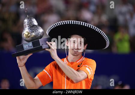 Acapulco, Messico. 2 marzo 2024. Alex De Minaur, campione australiano, festeggia durante la cerimonia di premiazione dell'evento maschile singolo al torneo di tennis ATP Mexican Open 2024 ad Acapulco, Messico, 2 marzo 2024. Crediti: Li Mengxin/Xinhua/Alamy Live News Foto Stock