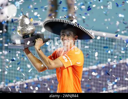 Acapulco, Messico. 2 marzo 2024. Alex De Minaur, campione australiano, festeggia durante la cerimonia di premiazione dell'evento maschile singolo al torneo di tennis ATP Mexican Open 2024 ad Acapulco, Messico, 2 marzo 2024. Crediti: Francisco Canedo/Xinhua/Alamy Live News Foto Stock