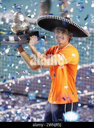 Acapulco, Messico. 2 marzo 2024. Alex De Minaur, campione australiano, festeggia durante la cerimonia di premiazione dell'evento maschile singolo al torneo di tennis ATP Mexican Open 2024 ad Acapulco, Messico, 2 marzo 2024. Crediti: Francisco Canedo/Xinhua/Alamy Live News Foto Stock