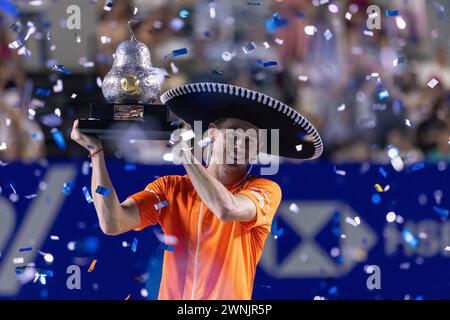 Acapulco, Messico. 2 marzo 2024. Alex De Minaur, campione australiano, festeggia durante la cerimonia di premiazione dell'evento maschile singolo al torneo di tennis ATP Mexican Open 2024 ad Acapulco, Messico, 2 marzo 2024. Crediti: Li Mengxin/Xinhua/Alamy Live News Foto Stock