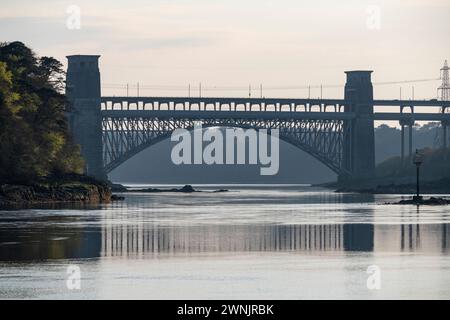 Il Britannia Bridge sullo stretto di Menai tra Anglesey e il Galles del Nord. Foto Stock