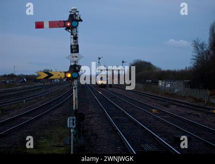 Segnali ferroviari lontani e di casa con un treno TurboStar classe 170 in avvicinamento a Barnetby, Regno Unito Foto Stock