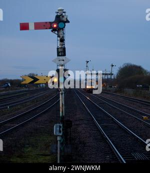 Segnali ferroviari lontani e di casa con un treno TurboStar classe 170 in avvicinamento a Barnetby, Regno Unito Foto Stock