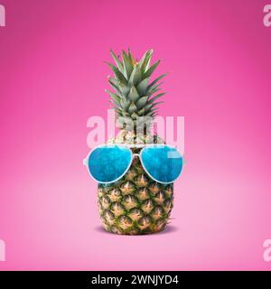 Divertente ananas con occhiali da sole, estate e vacanza Foto Stock