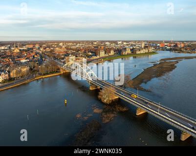 Ponte Wilhelmina sul fiume IJssel a Deventer, Paesi Bassi Foto Stock
