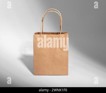 Sacchetto di carta Kraft con manici, confezione regalo, confezione, sacco. Foto Stock