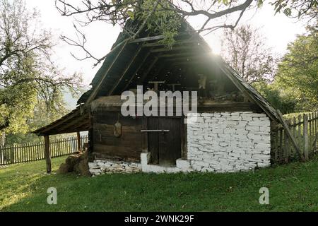 Un edificio tradizionale con stalle e fienile tra Medjurecje e Ivanjica in Serbia Foto Stock