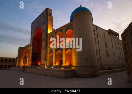 BUKHARA, UZBEKISTAN - 11 SETTEMBRE 2022: Madrasa medievale Mir-i-Arab con illuminazione notturna la mattina presto Foto Stock