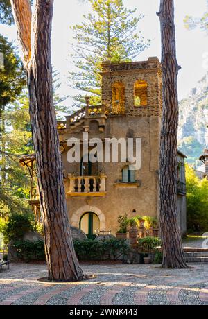 Taormina, Sicilia, Italia - 15 febbraio 2023: Villa Comunale Taormina Parco Firenze Trevelyan parco pubblico con padiglioni vittoriani Foto Stock