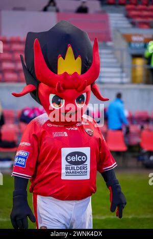 La Salford Mascot. Salford Red Devils vs Hull KR, sabato 2 marzo 2024. Salford Community Stadium. Crediti: James Giblin/Alamy Live News Foto Stock