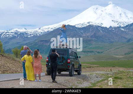 KABARDINO-BALKARIA, RUSSIA - 09 GIUGNO 2023: I turisti in jeep scattano foto al monte Elbrus. Strada per Djily-su Foto Stock