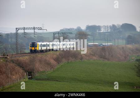 Un primo Transpennine Express 350 classe treno elettrico sulla linea principale della costa occidentale Foto Stock