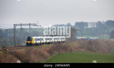 Un primo Transpennine Express 350 classe treno elettrico sulla linea principale della costa occidentale Foto Stock