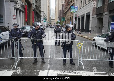 La polizia antisommossa del Dipartimento di polizia di San Francisco (SFPD) si trova fuori dal Consolato generale israeliano durante la manifestazione. La gente si riunisce a San Francisco per una protesta pro-Palestina, che marcia dall'edificio del traghetto al Consolato generale israeliano. La loro principale difesa è un cessate il fuoco nella zona di Gaza. Tuttavia, le tensioni si intensificano quando gli agenti di polizia del Dipartimento di polizia di San Francisco (SFPD) affrontano i manifestanti fuori dal consolato. Il conflitto si traduce nell'uso di bastoncini e spray al peperoncino da parte degli agenti di polizia, con conseguenti feriti tra giornalisti e manifestanti. ( Foto Stock