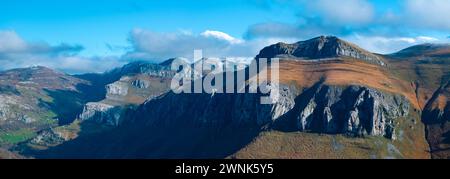 Cime della Valle di Miera in inverno, vista aerea della Valle del fiume Miera. Paesaggio in inverno. Valli Pasiegos. Cantabria. Spagna. Europa Foto Stock