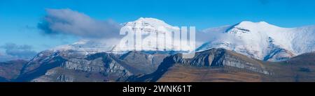 Cime della Valle di Miera in inverno, vista aerea della Valle del fiume Miera. Paesaggio in inverno. Valli Pasiegos. Cantabria. Spagna. Europa Foto Stock