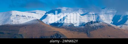 Cime della Valle di Miera in inverno, vista aerea della Valle del fiume Miera. Paesaggio in inverno. Valli Pasiegos. Cantabria. Spagna. Europa Foto Stock