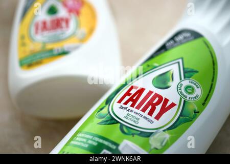 KIEV, UCRAINA - 31 OTTOBRE 2023 bottiglia di plastica di Fairy Washing Up Liquid prodotta da Procter and Gamble e venduta in gran parte dell'Europa Foto Stock