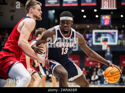 02 marzo 2024 Moraga, CA U.S.A. Gonzaga attaccante Graham Ike (13), guida al cerchio durante la partita di pallacanestro maschile NCAA tra Gonzaga Bulldogs e Saint Mary's Gaels. Gonzaga ha battuto i 70-57 di Saint Mary al Padiglione della University Credit Union Moraga, California. Thurman James/CSM Foto Stock