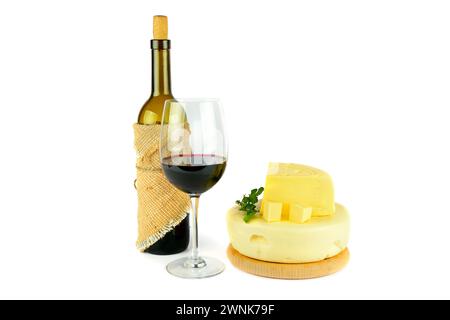 Bottiglia con bicchiere di vino rosso e formaggio isolato su sfondo bianco. Foto Stock