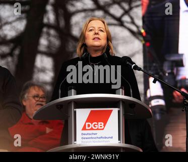 Dimostrazione anti AFD a Duisburg Bundestagspräsidentin Bärbel Bas Unter dem motto Duisburg ist echt BUNT fand eine gemeinsame Anti AFD Demonstration der DGB Gewerkschaften Niederrhein statt. Der DGB Hat viele gesellschaftliche Gruppen zu einer gemeinsamen Demonstration gegen Ausgrenzung, Hass und Hetze eingeladen. CA. 15000 Teilnehmer beteiligten sich an der Demo. Duisburg Deutschland Nordrhein-Westfalen / NRW *** manifestazione antiAFD a Duisburg Presidente del Bundestag Bärbel Bas Una manifestazione antiAFD congiunta dei sindacati DGB del basso Reno ha avuto luogo con il motto Duisburg is r Foto Stock