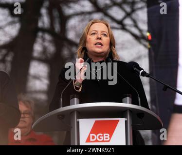 Dimostrazione anti AFD a Duisburg Bundestagspräsidentin Bärbel Bas Unter dem motto Duisburg ist echt BUNT fand eine gemeinsame Anti AFD Demonstration der DGB Gewerkschaften Niederrhein statt. Der DGB Hat viele gesellschaftliche Gruppen zu einer gemeinsamen Demonstration gegen Ausgrenzung, Hass und Hetze eingeladen. CA. 15000 Teilnehmer beteiligten sich an der Demo. Duisburg Deutschland Nordrhein-Westfalen / NRW *** manifestazione antiAFD a Duisburg Presidente del Bundestag Bärbel Bas Una manifestazione antiAFD congiunta dei sindacati DGB del basso Reno ha avuto luogo con il motto Duisburg is r Foto Stock