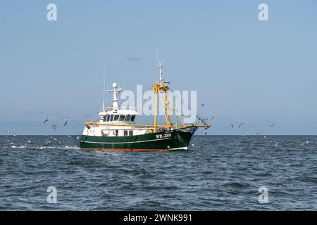 Pesca di gamberi olandesi nella baia tedesca vicino alle isole della Frisia settentrionale, Mare del Nord, Germania Foto Stock