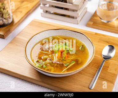 Zuppa di brodo di pollo in stile country con spaghetti, carne e verdure. Foto Stock