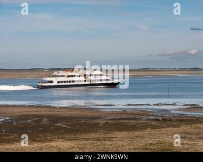 Traghetto che parte dal porto di Wittdün sull'isola di Amrum, Frisia settentrionale, Schleswig-Holstein, Germania Foto Stock