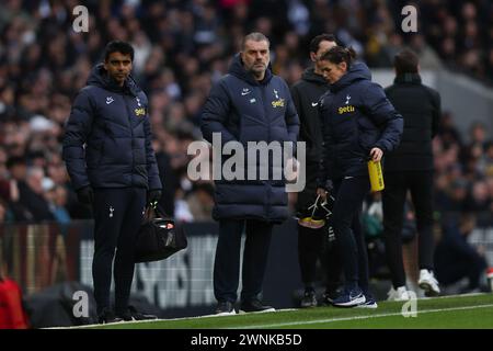 Londra, Regno Unito. 3 marzo 2024. Il capo allenatore del Tottenham Hotspur Ange Postecoglou durante la partita di Premier League tra il Tottenham Hotspur e il Crystal Palace al Tottenham Hotspur Stadium, Londra, Inghilterra, il 2 marzo 2024. Foto di Ken Sparks. Solo per uso editoriale, licenza richiesta per uso commerciale. Non utilizzare in scommesse, giochi o pubblicazioni di singoli club/campionato/giocatori. Crediti: UK Sports Pics Ltd/Alamy Live News Foto Stock