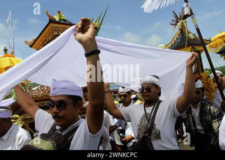 3 marzo 2024, Bantul, Yogyakarta, Indonesia: I devoti indù portano offerte mentre pregano durante la cerimonia rituale Melasti a Parangkusumo Beach, Bantul. Il rituale Melasti si svolge ogni anno prima della giornata del silenzio di Nyepi, una cerimonia destinata a purificare e purificare le anime dei devoti indù balinesi. Nyepi è una celebrazione indù osservata ogni nuovo anno secondo il calendario balinese. La festa nazionale è una festa di autoriflessione e meditazione e attività come lavorare, guardare la televisione, o viaggiare è limitata tra le 6:00 e le 18:00 (Credit Image: © Ang Foto Stock