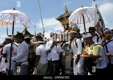 3 marzo 2024, Bantul, Yogyakarta, Indonesia: I devoti indù portano offerte mentre pregano durante la cerimonia rituale Melasti a Parangkusumo Beach, Bantul. Il rituale Melasti si svolge ogni anno prima della giornata del silenzio di Nyepi, una cerimonia destinata a purificare e purificare le anime dei devoti indù balinesi. Nyepi è una celebrazione indù osservata ogni nuovo anno secondo il calendario balinese. La festa nazionale è una festa di autoriflessione e meditazione e attività come lavorare, guardare la televisione, o viaggiare è limitata tra le 6:00 e le 18:00 (Credit Image: © Ang Foto Stock