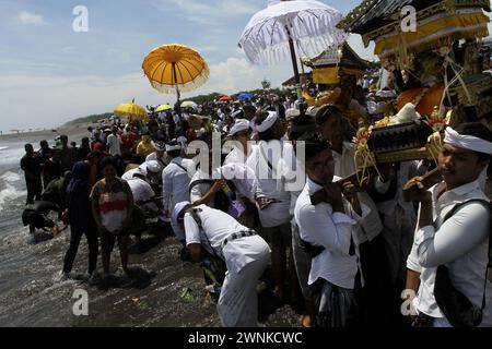 3 marzo 2024, Bantul, Yogyakarta, Indonesia: I devoti indù portano offerte mentre pregano durante la cerimonia rituale Melasti a Parangkusumo Beach, Bantul. Il rituale Melasti si svolge ogni anno prima della giornata del silenzio di Nyepi, una cerimonia destinata a purificare e purificare le anime dei devoti indù balinesi. Nyepi è una celebrazione indù osservata ogni nuovo anno secondo il calendario balinese. La festa nazionale è una festa di autoriflessione e meditazione e attività come lavorare, guardare la televisione, o viaggiare è limitata tra le 6:00 e le 18:00 (Credit Image: © Ang Foto Stock