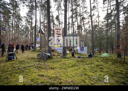 DAS Protestcamp von Umweltaktivisten in Grünheide richtet sich gegen die Erweiterungspläne des Tesla-Werks. Die Aktivisten werfen Tesla vor, Umweltverstöße zu begehen, Trinkwasser zu gefährden und Abwasser-Grenzwerten zu überschreiten. Seit Donnerstag halten die Aktivisten einen Teil des Landeswaldes besetzt, den Tesla im Falle einer Erweiterung Seines Geländes roden Will. SIE haben um die zehn Baumhäuser in mehreren Metern Höhe errichtet und kündigten an, möglichst lange ausharren zu wollen. Auch die Bürgerinitiative Grünheide spricht sich gegen die Erweiterungspläne aus und zeigt sich mit de Foto Stock