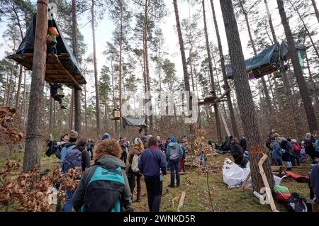 DAS Protestcamp von Umweltaktivisten in Grünheide richtet sich gegen die Erweiterungspläne des Tesla-Werks. Die Aktivisten werfen Tesla vor, Umweltverstöße zu begehen, Trinkwasser zu gefährden und Abwasser-Grenzwerten zu überschreiten. Seit Donnerstag halten die Aktivisten einen Teil des Landeswaldes besetzt, den Tesla im Falle einer Erweiterung Seines Geländes roden Will. SIE haben um die zehn Baumhäuser in mehreren Metern Höhe errichtet und kündigten an, möglichst lange ausharren zu wollen. Auch die Bürgerinitiative Grünheide spricht sich gegen die Erweiterungspläne aus und zeigt sich mit de Foto Stock